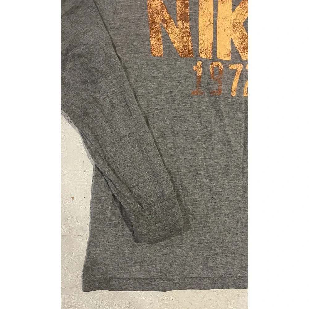 Nike 1972 Long Sleeve Shirt Mens Large Spellout‎ Gray Regular Fit Graphic
